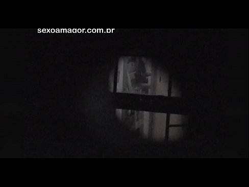 ❤️ Lourinho é filmado secretamente por um voyeur de bairro escondido atrás de tijolos ocos ❤️❌ Porno vídeo em nós