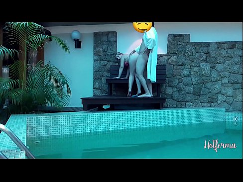 ❤️ Chefe convida criada para a piscina, mas não conseguiu resistir a um ❤️❌ Porno vídeo em nós